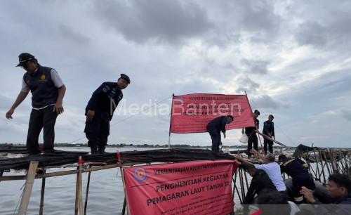 Penyegelan pagar bambu di pesisir pantai Kabupatne Tangerang. Foto: Antara