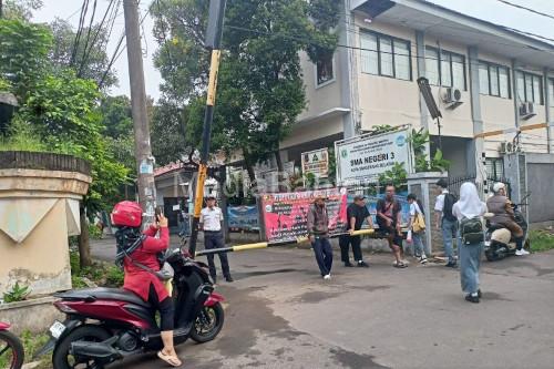 SMAN 3 Benda di Tangerang yang jalannya disegel warga setempat karena kecewa SPMB. Foto: Antara