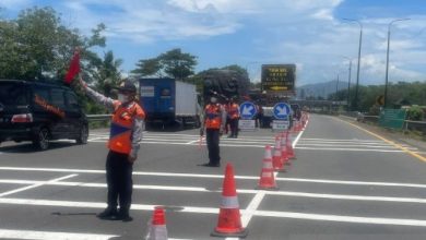 Polda Banten terapkan penyekatan arus mudik ke Merak mencegah penumpukan kendaraan. Foto Antara