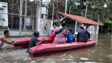 Warga terdampak bencana alam banjir di Kabupaten Tangerang. Foto: Antara
