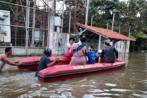 Warga terdampak bencana alam banjir di Kabupaten Tangerang. Foto: Antara