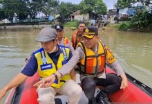 Kapolresta Tangsel, Kombes Pol Raden Muhammad Jauhari menyelusiri Sungai Cisadane. Foto Antara