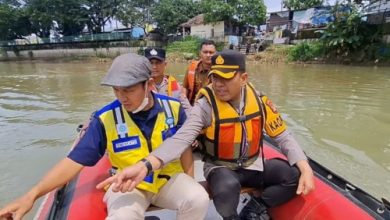 Kapolresta Tangsel, Kombes Pol Raden Muhammad Jauhari menyelusiri Sungai Cisadane. Foto Antara