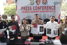 Konferensi pers penyelundupan benih lobster lewat Bandara Soetta. Foto: Antara