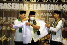 Penyyematan jas kehormatan TTKKDH kepada Al Muktabar, Pj Gubernur Banten. Foto: Biro Adpim Banten