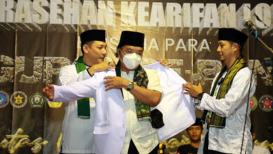 Penyyematan jas kehormatan TTKKDH kepada Al Muktabar, Pj Gubernur Banten. Foto: Biro Adpim Banten