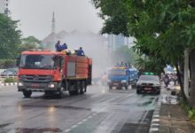 Penyemprotan air di ruas jalan protkol Jakarta.. Foto: Diskominfotik DKI Jakarta