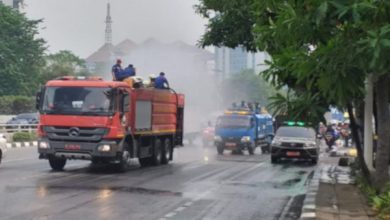 Penyemprotan air di ruas jalan protkol Jakarta.. Foto: Diskominfotik DKI Jakarta