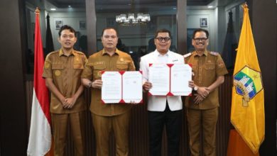 PMI Kabupaten Serang menyerahkan aset gedung ke Pemkot Serang. Foto Antara