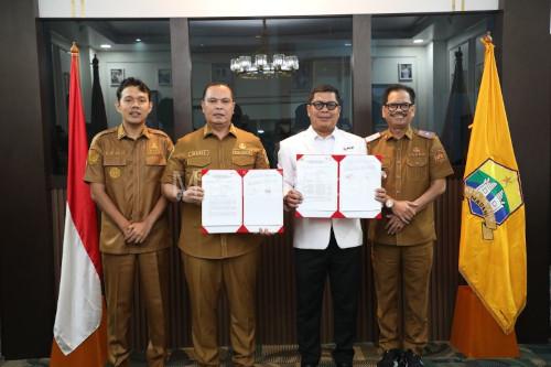 PMI Kabupaten Serang menyerahkan aset gedung ke Pemkot Serang. Foto Antara