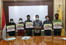 Walikota Serang, Syafuridn menyerahkan santuan korban meninggal dunia akibat banjir Kota Serang.