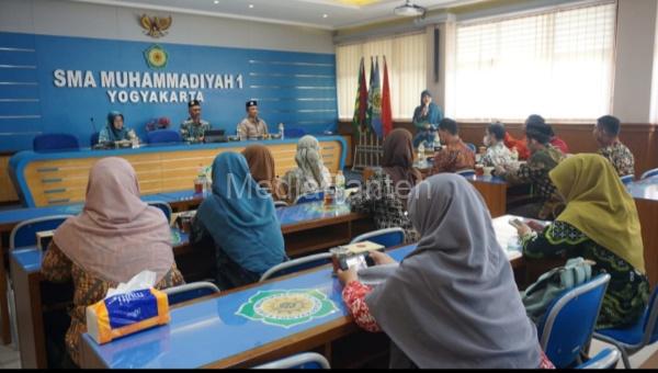 Penyerahan bantuan sekolah dari SMU Muhi Yogyakarta. Foto: Yusron Ardi Darmawan