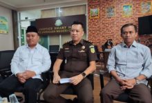 Penyerahan berkas kasus farmasi ilegal Apotek Gama 1 Cilgon ke Kejari Cilegon. Foto: Antara