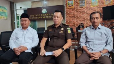 Penyerahan berkas kasus farmasi ilegal Apotek Gama 1 Cilgon ke Kejari Cilegon. Foto: Antara