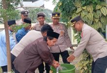 Polres Serang dan PT IKPP menyerahkan sarana air bersih di Masjid Al Misri. Foto: Yono