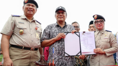 Penyerahan sertifikat dari BPN Banten. Foto: Biro Adpim Banten