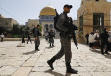 Tentara Israel berjaga di Masjid Al Aqsa. Foto: Ahmad Gharabli / AFP - Arab News