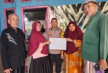 Bhabinkamtibmas Polsek MancakAIPDA Agus Y.K bersama Ketua Rt, H Mutamar usai memediasikan kedua belah pihak secara kekeluargaan. Foto : Daeng Yusvin