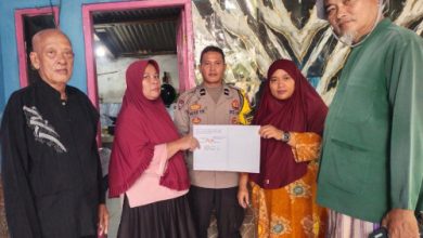 Bhabinkamtibmas Polsek MancakAIPDA Agus Y.K bersama Ketua Rt, H Mutamar usai memediasikan kedua belah pihak secara kekeluargaan. Foto : Daeng Yusvin