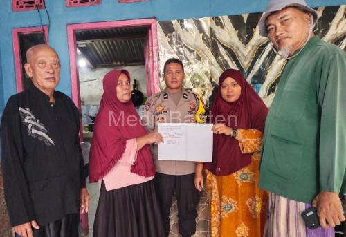 Bhabinkamtibmas Polsek MancakAIPDA Agus Y.K bersama Ketua Rt, H Mutamar usai memediasikan kedua belah pihak secara kekeluargaan. Foto : Daeng Yusvin
