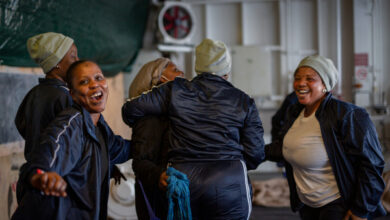 Kelompok perempuan yang diselamatkan di Geo Barents. © Mahka Eslami/MSF