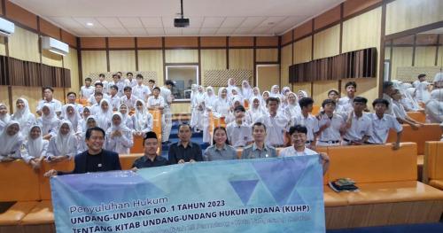 Penyuluhan KUHP baru di SMA Muhammadiyah 25 Pamulang. Foto Abdul Hamim Jauzie