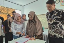Sekda Provinsi Banten, Deden Apriandhi Hartawan menyaksikan perdamaian orangtu siswa merokok dengan Kepala SMAN 1 Cimarga. Foto: Biro Adpim Banten