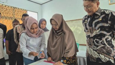 Sekda Provinsi Banten, Deden Apriandhi Hartawan menyaksikan perdamaian orangtu siswa merokok dengan Kepala SMAN 1 Cimarga. Foto: Biro Adpim Banten