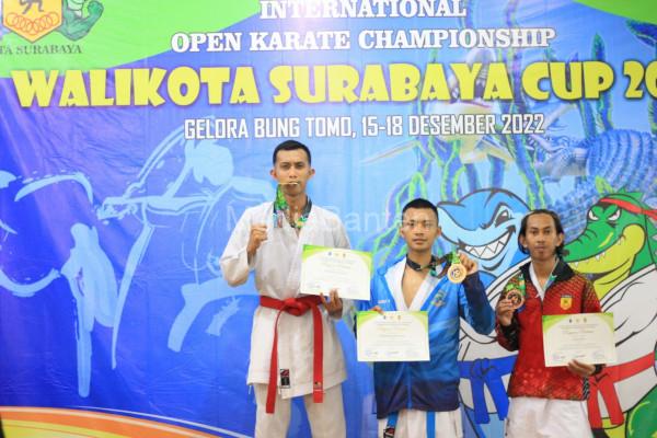 Peraih medali emas di Kejuaraan Karate Walikota Surabaya Cup. Foto: Ahmad Munawir - Menkav 2 Mar