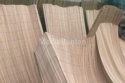 Perajin krey di Lebak menggunakan pelapah kelapa sawit. Foto: Antara