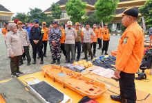 Virgojanti, Pj Sekda Banten memeriksa peralatan bencana. Foto: Biro Adpim Pemprov Banten