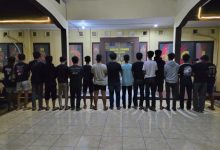 Belasan remaja yang hendak perang sarung di Cikande. Foto: Yono