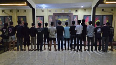 Belasan remaja yang hendak perang sarung di Cikande. Foto: Yono