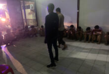 Puluhan remaja diamankan di Polsek Kragilan. Foto: Yono