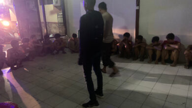 Puluhan remaja diamankan di Polsek Kragilan. Foto: Yono