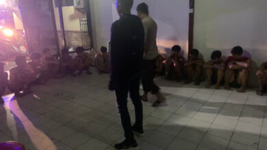 Puluhan remaja diamankan di Polsek Kragilan. Foto: Yono