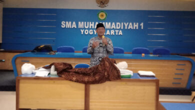 Kegiatan perawatan jenazah di SMA Muhi Yogya. Foto: Yusron Ardi Daramawan