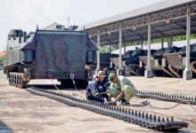 Perawatan Ranpur LVT - 7A1 di Kesatriaan. Foto: Ahmad Munawir - Menkav 2 Mar.