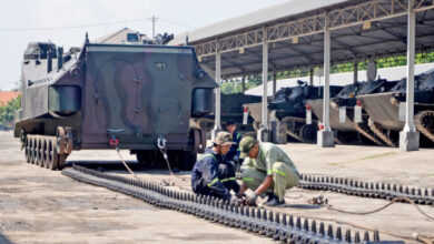 Perawatan Ranpur LVT - 7A1 di Kesatriaan. Foto: Ahmad Munawir - Menkav 2 Mar.