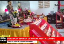 Ritual ibadah Waisak 2022 digelar di Vihara Metta Lopang. Foto: Hendra Hermawan