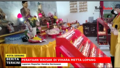 Ritual ibadah Waisak 2022 digelar di Vihara Metta Lopang. Foto: Hendra Hermawan