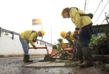 Perbaikan jalan berlubang di Kota Tangerang. Foto Antara