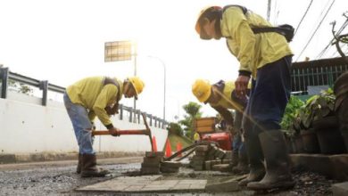 Perbaikan jalan berlubang di Kota Tangerang. Foto Antara