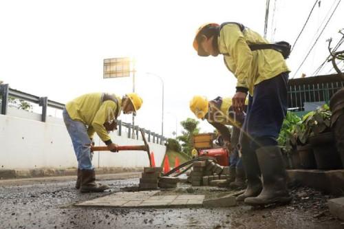 Perbaikan jalan berlubang di Kota Tangerang. Foto Antara