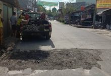 Perbaikan jalan perbatasan oleh Pemkot Tangerang. Foto Antara
