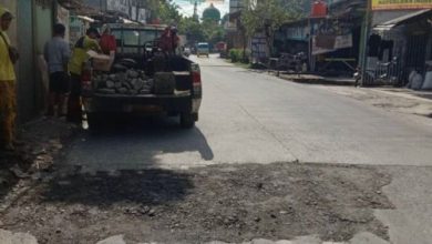Perbaikan jalan perbatasan oleh Pemkot Tangerang. Foto Antara