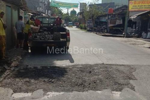 Perbaikan jalan perbatasan oleh Pemkot Tangerang. Foto Antara