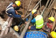 Perumda Tirta Benteng perbaiki kebocoran pipa di Jatiuwueng dan Priuk. Foto: Antara