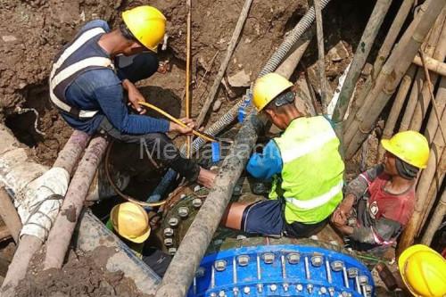 Perumda Tirta Benteng perbaiki kebocoran pipa di Jatiuwueng dan Priuk. Foto: Antara