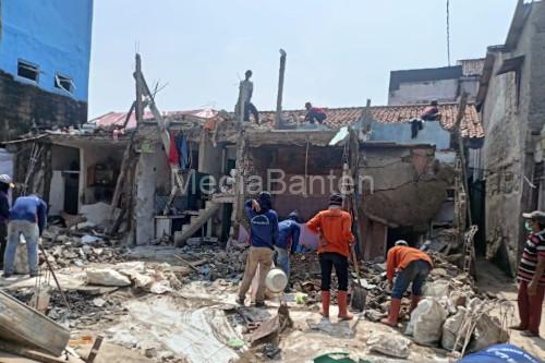 Pemkot Tangsel mulai perbaiki rumah korban ledakan di Pamulang. Foto: Antara